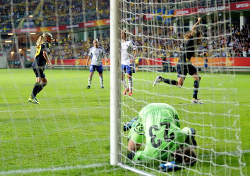 Mål 5-0 Sveriges Lotta Schelin som jublar, Finlands