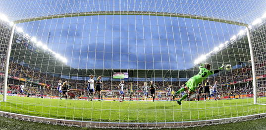 Mål 5-0 av Sveriges Lotta Schelin i matchen mellan Sverige