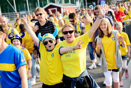 Supportrar innan matchen mellan Finland och Sverige