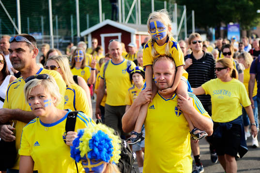 Supportrar innan matchen mellan Finland och Sverige