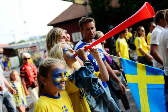 Supportrar innan matchen mellan Finland och Sverige