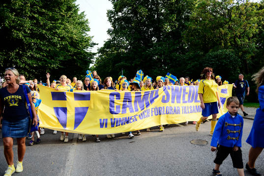 Supportrar innan matchen mellan Finland och Sverige
