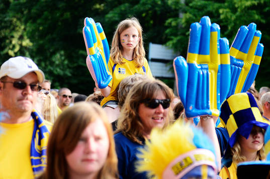 Supportrar innan matchen mellan Finland och Sverige