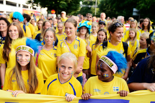Supportrar innan matchen mellan Finland och Sverige