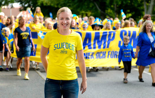 Victoria Sandell Svensson går med de svenska färsen mot
