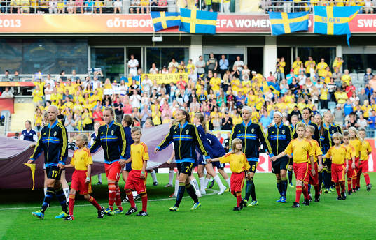 Inmarsch innan matchen mellan Finland och Sverige
