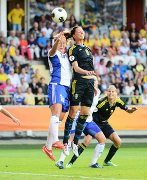 Finlands Anna Westerlund  och Sveriges Lotta Schelin i