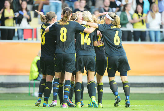 Sveriges Kosovare Asllani gratuleras