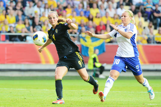 Sveriges Kosovare Asllani och Finlands Emmi Alanen i