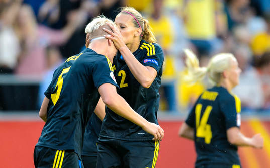 Sveriges Charlotte Rohlin pussar pannan på Nilla Fischer