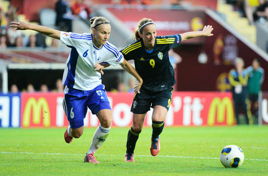 Finlands Laura Kivist? och Sveriges Kosovare Asllani  i