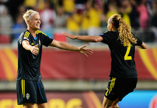 Sveriges Nilla Fischer och Charlotte Rohlin jublar