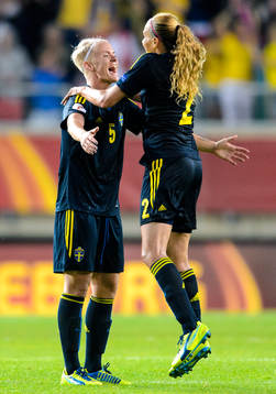 Sveriges Nilla Fischer och Charlotte Rohlin jublar