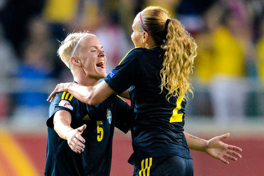 Sveriges Nilla Fischer och Charlotte Rohlin jublar