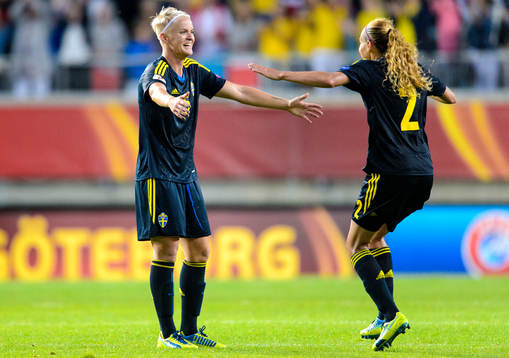 Sveriges Nilla Fischer och Charlotte Rohlin jublar