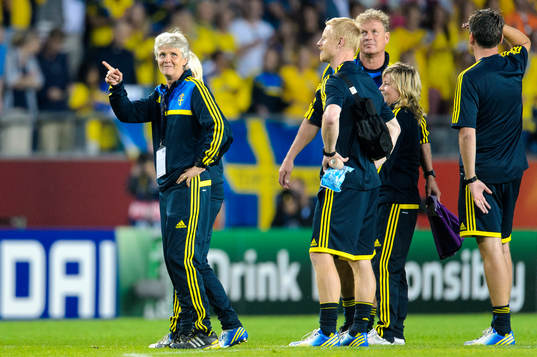 Sveriges förbundskapten Pia Sundhage pekar upp mot