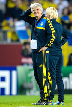 Sveriges förbundskapten Pia Sundhage tar sig för huvudet