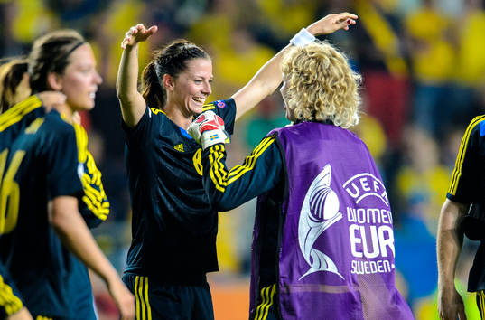 Sveriges Lotta Schelin kramar om målvakt Hedvig Lindahl