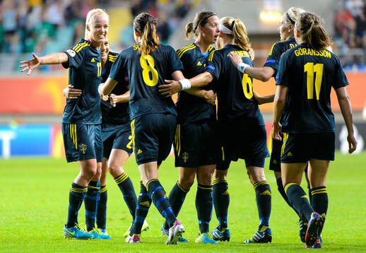 Sveriges Caroline Seger jublar med resten av laget