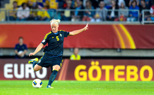 Sveriges Nilla Fischer laddar för skott i matchen mellan