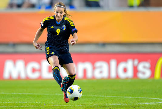 Sveriges Kosovare Asllani skjuter bollen i matchen mellan