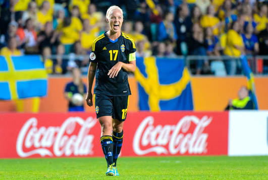 Sveriges Caroline Seger jublar i matchen mellan Finland och