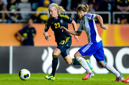 Sveriges Jenny Hjohlman jagas av en Finländsk spelare i
