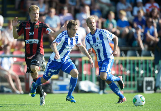 IFK Göteborgs Tobias Hysén driver bollen i