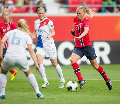 Solveig Gulbrandsen, Norge, spelar fram och gör 1-0