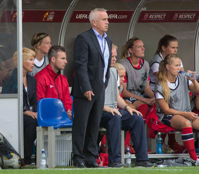 Roger Eskeland, målvaktstränaren i Norge, i spelarbåset