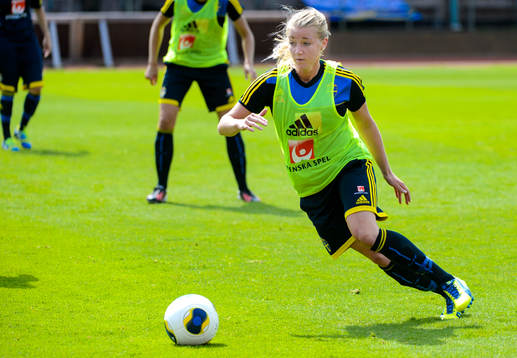 Sveriges Jenny Hjohlman med bollen