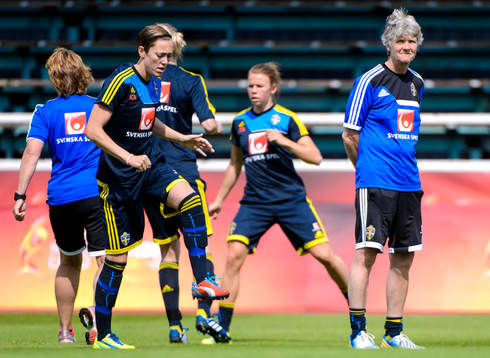 Sveriges Therese Sjögran och förbundskapten Pia Sundhage
