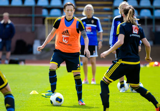 Sveriges Therese Sjögran med bollen