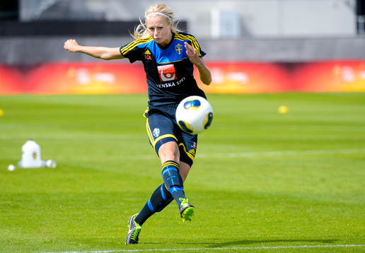 Sveriges Amanda Ilestedt skjuter bollen