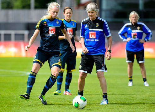 Sveriges Amanda Ilestedt tar emot bollen framför
