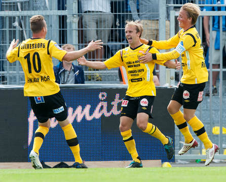 2-0 Craig Henderson, Mjällby, som grattas av Marcus