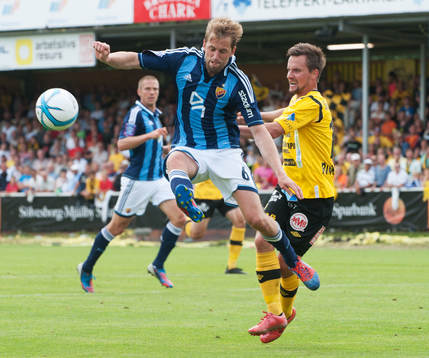 Peter Nyman Mikkelsen, Djurgården, avvärjer framför