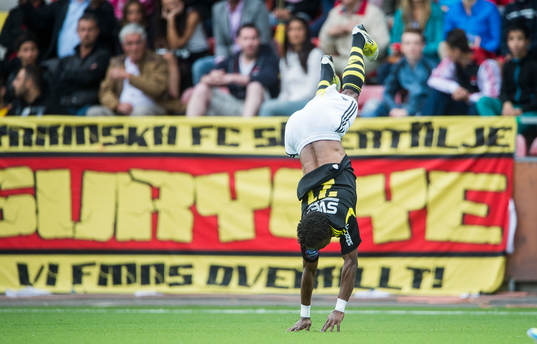s Kennedy Igboananike firar sitt 1-0 mål i