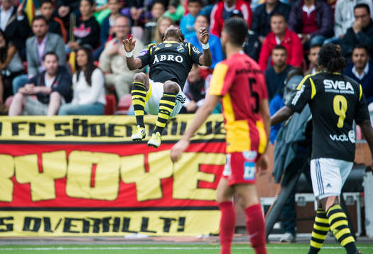 s Kennedy Igboananike firar sitt 1-0 mål i