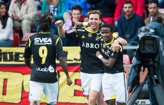 s Kennedy Igboananike firar sitt 1-0 mål