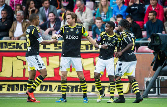 s Kennedy Igboananike firar sitt 1-0 mål tillsamman med