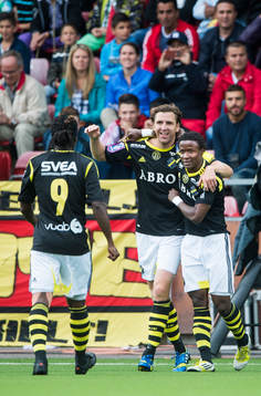 s Kennedy Igboananike firar sitt 1-0 mål