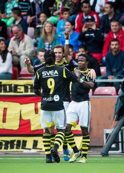 s Kennedy Igboananike firar sitt 1-0 mål