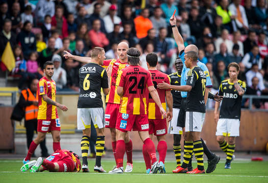 s Alexander Milosevic får ett rött kort i