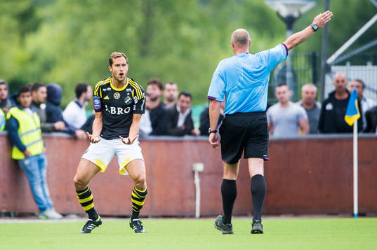 s Niklas Backman håller inte med domaren Martin Hansson i
