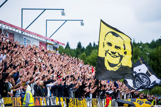 s supportrar hedrar Ivan Turina i
