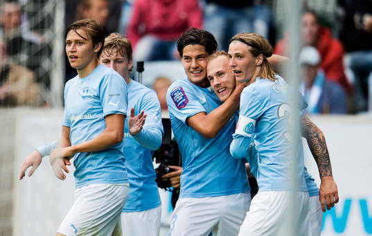 Malmö FFs Magnus Eriksson gör 1-0 och kramas om av Miiko
