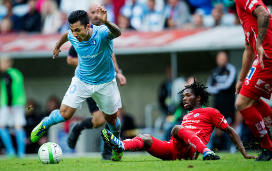 Malmö FFs Jiloan Hamad fälls av Åtvidabergs Mohammed