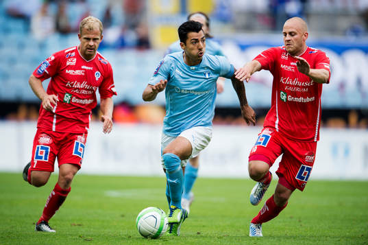 Malmö FFs Jiloan Hamad springer emellan Åtvidabergs