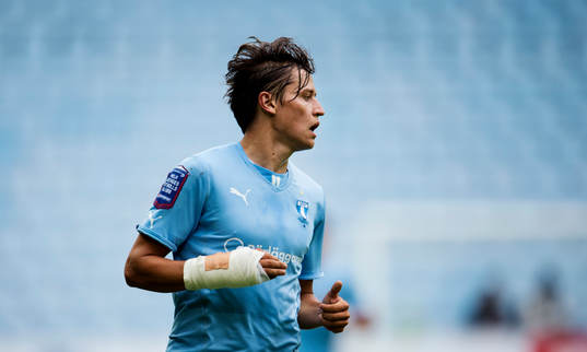 Malmö FFs Simon Thern med ett rejält bandage om sin hand